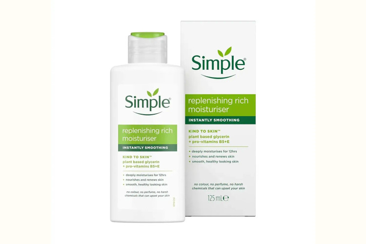 آبرسان سیمپل Simple Hydrating rich Moisturiser، کرم آبرسان سبک و زودجذب مناسب پوستهای حساس و معمولی