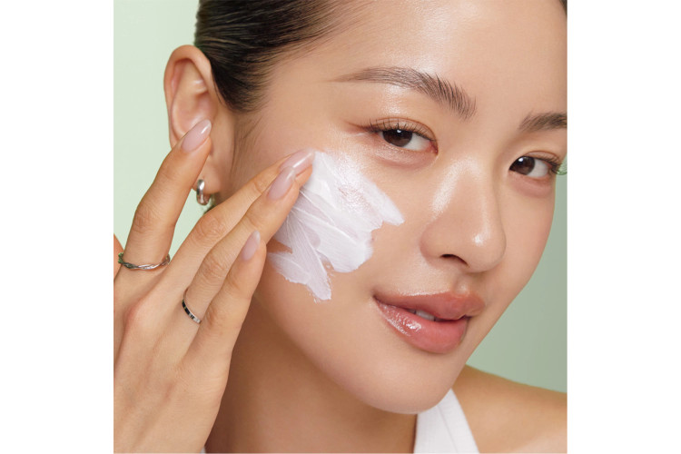ضد آفتاب فیزیکی اکسیس وای SPF50+ حاوی زینک اکساید و نیاسینامید